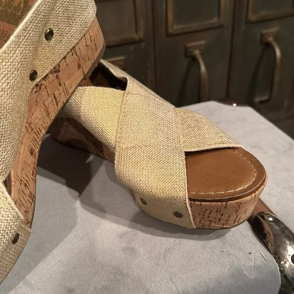 Crown Vintage metallic stretch top sandal - Picture 3 of 7